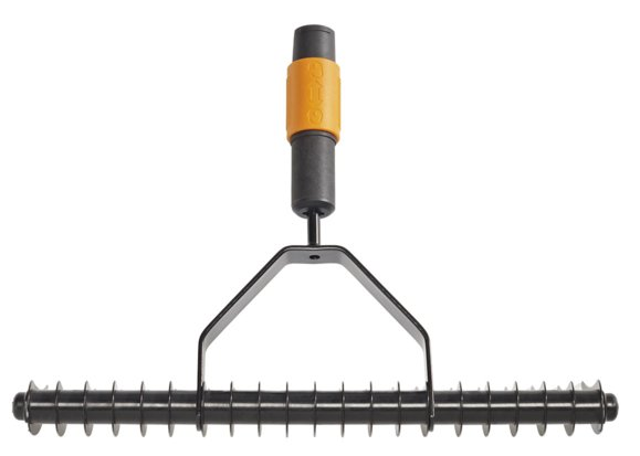 FK1000655 Fiskars Quikfit Verticuteerhark z/steel !DOCTYPE HTML PUBLIC "-//W3C//DTD HTML 4.0 Transitional//EN"
htmlhead
meta content="text/html; charset=unicode" http-equiv="Content-Type" /
/head
bodyspan style="font-size: 10pt; font-family: Verdana"Verticuteerhark voor 
het verwijderen van mos en droog gras in gazons.br /br /• Te gebruiken in 
combinatie met&nbsp;Fiskars Quickfit steelbr /• Materiaal : gehard 
koolstofstaal/spanbr //body/html Fiskars Verticuteerhark
