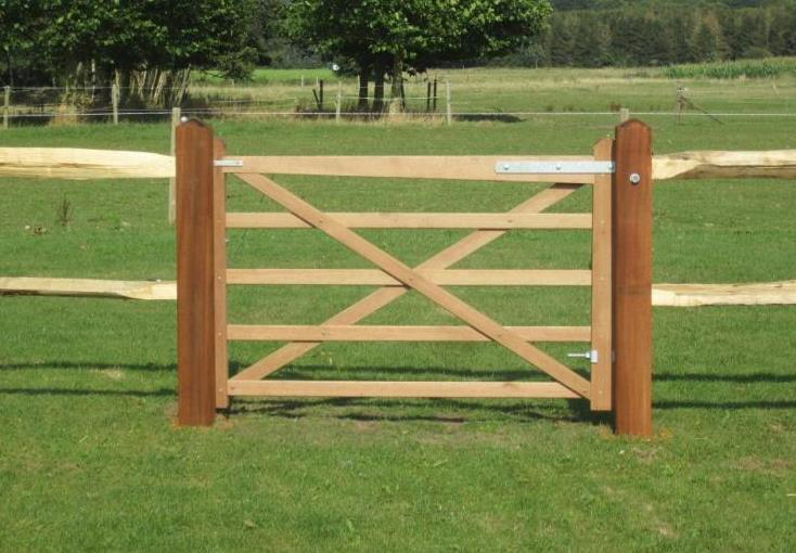POORTWEL120.210 Engelse poort Wellington 1,20 m H - 2,10 m B De Wellington poort is de ideale poort voor frequent gebruik. Door de uitvoering in tropisch hardhout is deze poort zwaarder en steviger. Bovendien kan ze makkelijk geautomatiseerd worden. Een Wellington poort is onderhoudsvrij en krijgt na verloop van tijd een licht grijze kleur.

Poort in tropisch hardhout.
Ze heeft geen onderhoud nodig en vergrijst prachtig doorheen de jaren.
De poort heeft een minimale levensduur van 20 jaar.
Beschikbaar in enkele of dubbele opstelling. Max breedte van een dubbele opstelling bedraagt 7,20 meter.
Geschaafd en geschuurd.
Inox veiligheidsbouten.

Hoogte: 1,20 m.
Breedte: 2,10 m.


 Poort Wellington