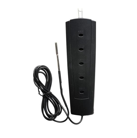 PUL084289 Pulsara Neontester met 5 voltage niveaus Controleren of uw draad onder stroom staat? Dat kan met deze tester!

Het is erg belangrijk om te controleren of er stroom op de draad staat.
Staat overal voldoende spanning op de draad?
Of zijn er bijvoorbeeld ergens kortsluitingen waardoor u stroomverlies heeft?
Met deze handige tester van Pulsara kunt u de spanning meten.

Deze tester heeft een weergave van 5 voltage niveaus.
Deze niveaus geven de kracht van de spanning weer.
Hoe hoger het niveau, hoe meer spanning er op uw afrastering staat.
Deze meter is gemakkelijk te gebruiken.

Waarde van de niveaus:
Led 1: 0,6 kV
Led 2: 1,0 kV
Led 3: 2,5 kV
Led 4: 4,0 kV
Led 5: 5,5 kV

 pulsara 084289