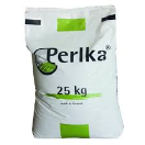 40150 Cyanamide korrel 19,8% N - 40% NW - 50% CaO (25 kg) Kalkstikstof – Perlka betekent gelijkmatige en langdurige beschikbaarheid van stikstof en goed beschikbare calcium. Een verder voordeel van Kalkstikstof is de nevenwerking, zoals bodem reinigende werking o.a. tegen ritnaalden, slakken en emelten.
De werking van PERLKA Kalkstikstof
Na het uitstrooien zet kalkcyanamide zich onder invloed van de bodemvochtigheid in verschillende stappen om in bodemverbeterende kalk en voor de plantenopneembare ammoniumstikstof. Door de rustige en langdurige afgifte van stikstof wordt prima voldaan aan de stikstofvraag van de meeste cultuurgewassen. Uitspoeling van stikstof is vrijwel uitgesloten door de unieke vorm van de stikstof in PERLKA. Daarmee is korrelmeststof bijzonder efficiënt en vriendelijk voor het milieu. 

Door het in de korrel aanwezige kalk (50% CaO) gecombineerd met de uitzonderlijke stikstofsamenstelling werkt PERLKA kalkstikstof niet verzurend in de bodem. De structuur van de bodem wordt door kalkstikstof zelfs verbeterd.

Kalkstikstof Perlka tegen slakken

Een bedekking van de bodem over een heel jaar en de gereduceerde grondbewerking scheppen ideale levens-omstandigheden voor de slakken. De laatste jaren blijkt dat men het slakkenprobleem met de inzet van mollusciciden alleen niet meer onder controle krijgt. Kalkcyanamide toont een opmerkelijke slakkenbestrijdende nevenwerking. Het voordeel van kalkcyanamide tegenover de mollusciciden is dat naast de slakken ook de slakkeneieren vernietigd worden.

Kalkstikstof Perlka tegen Emelten

De larven van de langpootmug (Tipula), rouwvlieg (Bibion) en straalmug (Philia) kunnen aanzienlijke schade aan de graszode veroorzaken. Door te vreten aan de wortels en gedeeltelijk zelfs aan de bladeren, bewerkstelligen zij in extreme gevallen het afsterven van de planten. Maar ook de door deze larven aangelokte kraaien, meeuwen en mollen veroorzaken tijdens het zoeken naar deze weidelarven grote schade. Een doelgerichte en regelmatige bemesting van weiden en grasland met Perlka Kalkstikstof verhindert het voorkomen van deze larven ook zonder de inzet van insecticiden.

Dosering:

Gazon: 3 kg/are

 cyanamide