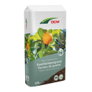 DCM1004523 DCM Potgrond Olijven/Vijgen/Citrus BIO - 60 L Potgrond voor zuiderse planten.
Potgrond voor het inpotten van zuiderse planten zoals olijven, citrus en vijgen. De toevoeging van sporenelementen, een bron van essentiele vitamines, zorgt voor sterke en gezonde planten. De toegevoegde puimsteen, kokosvezel en houtvezel zorgen voor een luchtige en langdurige vezelstructuur. Hierdoor wordt water gelijkmatig verdeeld en beter vastgehouden. Met organische voeding tot 150 dagen. Toepasbaar in de biotuin. DCM potgrond olijven