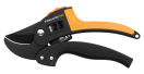 FK1000575 Fiskars Snoeischaar Power-step Bypass De nieuwe snoeigeneratie De Powerstep™ snoeischaar beschikt over een uniek stappenmechanisme. 
Het mechanisme snoeit in 1, 2 of 3 stappen, afhankelijk van de dikte van de tak. 
Dankzij dit intelligente mechanisme hoeft er minder kracht te worden gezet bij het snoeien. 
Minder inspanning zorgt voor meer plezier bij tuinarbeid en daardoor meer tijd om van de tuin te genieten.

Krachtverdeling over 3 snoeiposities door uniek, innovatief stappenmechanisme.
Geen extra kracht nodig tijdens het doorsnijden van de kern.
Teflon aambeeldmes voor extra krachtige knip bij droge, dorre takken.
Fixatie van de tak door het haakvormige aambeeld.
Antislipgreep voor een comfortabel gebruik. Fiskars Snoeischaar