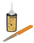 FK1001640 Fiskars Onderhoudsset snoeigereedschap In de Fiskars® onderhoudsset vindt u de nodige producten en handleidingen voor het onderhoud van uw gereedschap.

Slijpgereedschap:
Messen worden na een tijd bot en ze verliezen langzaam hun snoeicapaciteit. Het is tijd om gereedschap te slijpen als het snijvlak rafelig wordt en plantenresten aan de messen blijven kleven. Werken met goed gereedschap is beter voor de tuinman én voor de planten: de tuinman die een goed geslepen mes gebruikt hoeft minder kracht te zetten, terwijl planten die met een mooi, recht snijvlak werden afgesneden ook sneller herstellen. De makkelijkste manier om een mes te slijpen is met een diamantvijl.

Olie: 
Messen, overbrengingen en veren moeten regelmatig met een paar druppels olie gesmeerd worden.

Veren: 
Gereedschap met veren kunt u het beste gesloten opbergen. Zo behoudt de veer zijn spanning. Fiskars Onderhoudsset