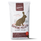 KA42001 Katoos Supreme Pellets Konijnen - 18 kg Katoos supreme korrels voor konijnen zijn een smaakvol voeder dat je dieren alles geeft wat ze nodig hebben. 
De zorgvuldig uitgebalanceerde mix van ingrediënten zorgt voor een goede groei en conditie. 
De korrels vermijden selectief eetgedrag; je konijnen krijgen dus telkens de volledige mix en er wordt minder voeder verspild. Bovendien zitten ze vol vezels voor een goede spijsvertering.

· Boordevol vezels uit luzerne, voor een gezonde maag- en darmflora
· Gezonde en glanzende pels dankzij Omega 3- en 6-vetzuren
· 100% natuurlijk, zonder coccidiostatica
· Voor een goede groei en vruchtbaarheid
· Voorkom urinewegen- en tandproblemen door ideaal calciumgehalte
· Vitale en gezonde konijnen dankzij de extra kruidenmix

Gebruiksaanwijzing:
Volwassen konijn: 50 gram/dag
Geef dagelijks minstens zoveel hooi als het konijn groot is
Stel steeds kwalitatief hooi en vers water ter beschikking

Voedingswaarde:
Matière grasse	4,22%
Cellulose brute	14,12%
Cendres brutes	8,33%
Proteïne brute	17,50% KA42001