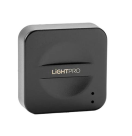 LP219A LightPro Gateway Smart (WiFi - Zigbee) De Lightpro Gateway op basis van Zigbee zorgt voor een stabiel en snel netwerk. Dankzij de Gateway maak je verbinding met de Lightpro smart lampen Oberon, Castor en de Motion Sensor Smart, voeg eerst de gateway toe alvorens je de producten toe kunt voegen. Elke Lightpro smart lamp versterkt het signaal zodat je in je hele tuin bereik hebt! Het voordeel van Zigbee is dat de communicatie van product naar product hopt, waardoor je een eindeloos bereik hebt. Tussen twee verschillende producten kun je maximaal 20 meter afstand houden. Light Pro 219 A