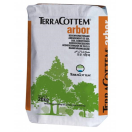 TERRACOTTEMARBOR20 TerraCottem Arbor - 20 kg TerraCottem Arbor, een fysisch bovemverbeterend middel, speciaal ontwikkeld om de water- en nutirëntenretentie van bodems en groeimedia te verhogen, de boven- en ondergrondse plantengroei te bevorderen en de irrigatiebehoefte tot 50% te verlagen.
Het product is een droog, granulair mengsel van cross-linked waterabsorberende polymeren, organisch draagmateriaal en vulkanisch gesteente verrijkt met minerale wateroplosbare, gecoate en synthetische organische meststoffen en humuszuren. Het product met een absorptiecapaciteit van minimum 4500 g H2O / 100 g in gedistilleerd water volgens Analysemethode CEN EN 13041 en meer dan 95% van het water gebonden in de polymeren is beschikbaar voor de planten.

Toepassing: aanplanting van bomen en struiken.
Wanneer toepassen: bij aanplanting.
Frequentie van toepassing: slechts eenmaal.
Voordelen:
* gezondere planten en meer oogst
* verhoogde overlevingsratio
* verhoogde waterretentie
* waterbesparing tot 50%
* sterkere en diepere wortelontwikkeling
* snellere en betere vestiging van de planten
* hogere weerstand tegen droogtestress en ziektes
* laat toe om planten te groeien in gedegradeerde, zoute en andere minerale gronden

Gebruik: 1,5 kg per m³ boomputsubstraat of aarde uit het plantgat

Toepassing:
1. Graaf een plantgat tweemaal zo groot als de wortelkluit. Hou een klein deel van deze uitgegraven aarde apart.
2. Meng het grootste deel van deze aarde van TerraCottem Arbor tot een homogeen mengsel.
3. Vul het plantgat deels met dit mengsel. Plaats de boom of struik in het plantgat.
4. Vul de rest van het plantgat aan met het mengsel tot bovenaan de wortelkluit.
5. Vul verder aan met de apart gehouden grond en vorm hiermee een concave put om het beschikbaar water op te vangen.
6. Bewater grondig.

 Terracottem Arbor