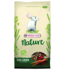 VL461408 Cuni Nature Junior - 2,3 kg Cuni Junior Nature is een volledig voeder aangepast aan de voedingsbehoeften van jonge konijnen en dwergkonijnen.
Te gebruiken tot de leeftijd van 6 maanden. 
Deze mengeling bevat alle noodzakelijke voedingsstoffen, vitaminen, mineralen en aminozuren die uw huisdier nodig heeft voor een optimale groei en ontwikkeling. 
Cuni Junior Nature bevat extra vezels, kruiden, groenten en gezondheidsondersteunende supplementen: voor een prima spijsvertering, een goede tandverzorging, een glanzende vacht en een goede gezondheid.
 Cuni Nature Junior 461408