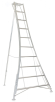 CONLWW2360 Ladder Vultur driepunts, aluminium, 3 benen verstelbaar -  360 cm Driepuntsladder met 3 verstelbare benen.

* Meer stabiliteit op oneffen terrein dankzij 3 verstelbare benen.
* Brede basis garandeert stabiliteit.
* Extreem licht en makkelijk opvouwbaar.
* Brede treden die je gewicht over je voetzool verdelen.
* Brede klauwvoeten voorkomen wegzinken in zachte ondergrond.

Werk stabiel en comfortabel aan moeilijk bereikbare hagen en bomen.
De LWW2 is tot in de kleinste details ontworpen om in alle veilgheid en comfort het onderhoud te verzorgen van moeilijk bereikbare bomen of planten. Het steunbeen vooraan kan je in een haag of naast een boomstam plaatsen om beter aan moeilijk bereikbare plaatsen te kunnen. Alle benen zijn verstelbaar zodat je op oneffen terrein stabiel kan werken op elke hoogte.

Ook praktisch als je alleen werkt.
De ladders zijn ondanks hun lengte en brede basis extreem licht omdat de volledige constructie uit aluminium bestaat. Ook uitsparingen tussen de brede, dubbele treden beperken het gewicht zonder het comfort uit het oog te verliezen. Daardoor zijn de ladders ook een praktisch instrument als je alleen werkt.

Gewicht:
- ladder 1,80m: 6,6 kg
- ladder 2,40m: 8,5 kg
- ladder 3,00m: 10,8 kg
- ladder 3,60m: 13,5 kg Ladder